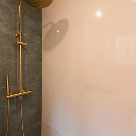 Au Pied De La Tour Apartment