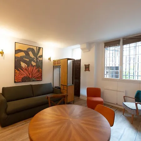 Au Pied De La Tour Apartment