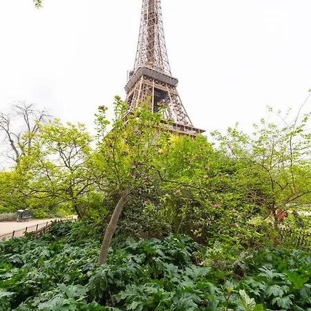Au Pied De La Tour Apartment *